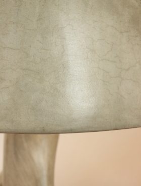 zoom lampe gri gri en tadelakt pigment ocre ombre olivier avec abat jour orné de vitraux