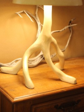 zoom pied lampe dromadaire abat jour conique tadelakt vitraux ocre claire