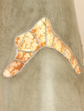 zoom vitraux lampe gri gri en tadelakt pigment ocre ombre olivier avec abat jour orné de vitraux