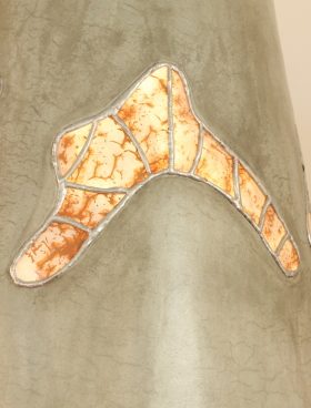 zoom vitraux lampe gri gri en tadelakt pigment ocre ombre olivier avec abat jour orné de vitraux