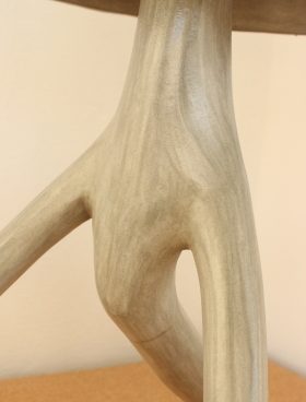 zoom pied lampe gri gri en tadelakt pigment ocre ombre olivier avec abat jour orné de vitraux