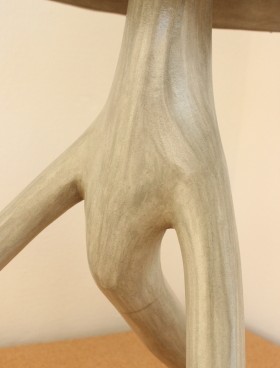 zoom pied lampe gri gri en tadelakt pigment ocre ombre olivier avec abat jour orné de vitraux