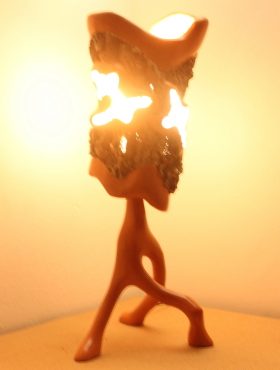 lampe stuc chaux ocre orange avec abat jour en tronc de chêne liège orné de vitraux
