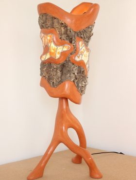 candeeiro em estuque de cal ocre laranja com abajur em tronco de sobreiro decorado com vitrais