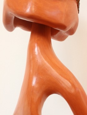 lampe stuc chaux ocre orange avec abat jour en tronc de chêne liège orné de vitraux