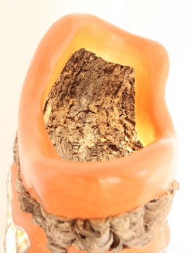 lampe stuc chaux ocre orange avec abat jour en tronc de chêne liège orné de vitraux