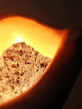 lampe stuc chaux ocre orange avec abat jour en tronc de chêne liège orné de vitraux