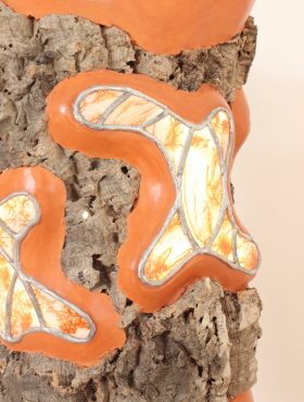 lampe stuc chaux ocre orange avec abat jour en tronc de chêne liège orné de vitraux