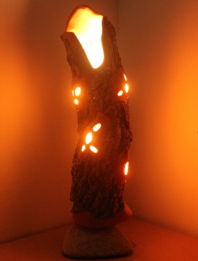 lampe tronc chêne liège sol stuc chaux ocre orange vitraux