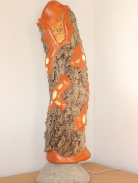 candeeiro tronco sobreiro cortiça estuque cal ocre laranja vitrais