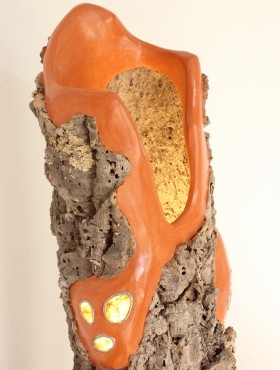 lampe tronc chêne liège sol stuc chaux ocre orange vitraux