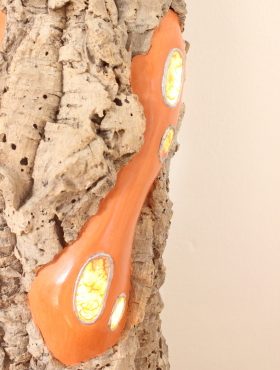 candeeiro tronco sobreiro cortiça estuque cal ocre laranja vitrais