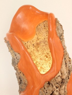 candeeiro tronco sobreiro cortiça estuque cal ocre laranja vitrais