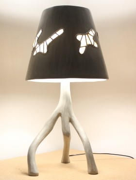 lampe gri gri 2 avec abat jour conique orné de vitraux avec sable de plage le tout en stuc chaux ocre ombre olivier