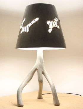 candeeiro gri gri 2 com abajur decorado com vitrais com areia de praia tudo em estuque de cal ocre sombra oliveira