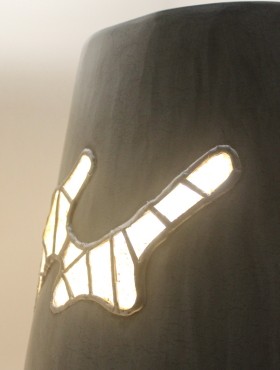 lampe gri gri 2 avec abat jour conique orné de vitraux avec sable de plage le tout en stuc chaux ocre ombre olivier