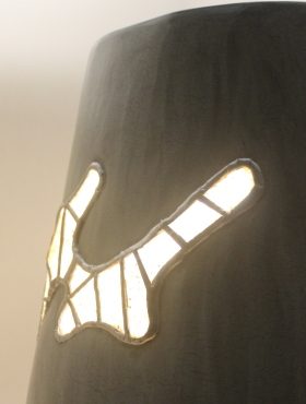 lampe gri gri 2 avec abat jour conique orné de vitraux avec sable de plage le tout en stuc chaux ocre ombre olivier