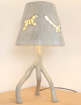 lampe gri gri 2 avec abat jour conique orné de vitraux avec sable de plage le tout en stuc chaux ocre ombre olivier