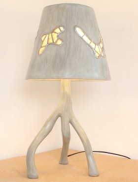 lampe gri gri 2 avec abat jour conique orné de vitraux avec sable de plage le tout en stuc chaux ocre ombre olivier