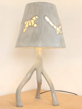 candeeiro gri gri 2 com abajur decorado com vitrais com areia de praia tudo em estuque de cal ocre sombra oliveira