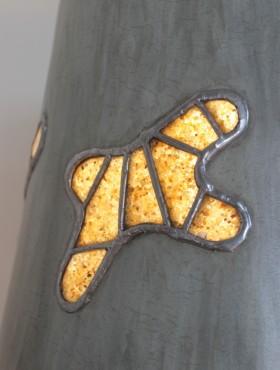 lampe gri gri 2 avec abat jour conique orné de vitraux avec sable de plage le tout en stuc chaux ocre ombre olivier