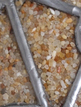 lampe gri gri 2 avec abat jour conique orné de vitraux avec sable de plage le tout en stuc chaux ocre ombre olivier