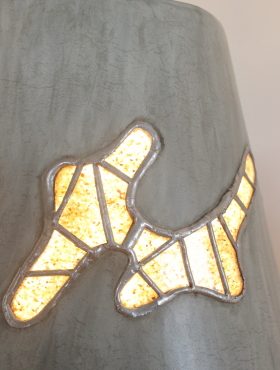lampe gri gri 2 avec abat jour conique orné de vitraux avec sable de plage le tout en stuc chaux ocre ombre olivier